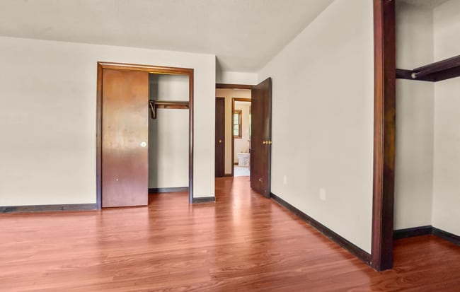 Building Photo - 15 Sunnyside Ln