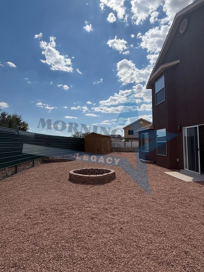 Building Photo - Inviting 3 bedroom 2.5 bath waiting to be ...