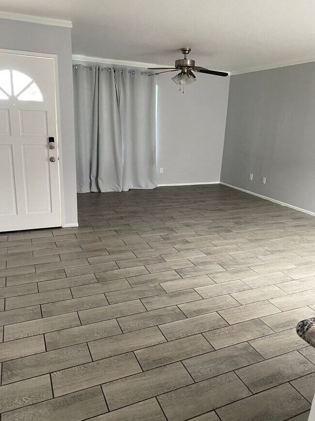 Building Photo - 3-Bedroom Townhome in Desirable Village Pa...