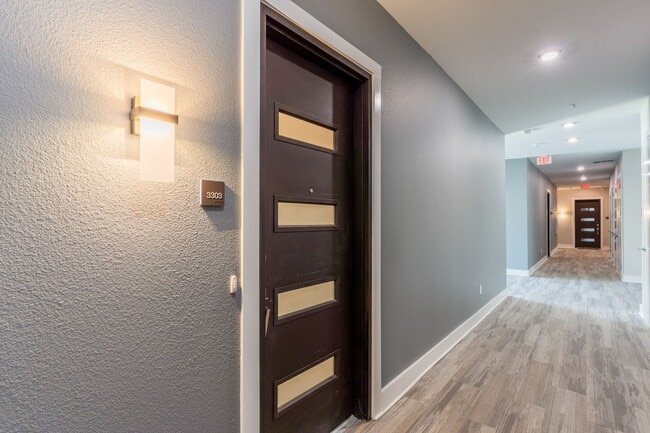 Building Photo - The Grove 2/2 Furnished