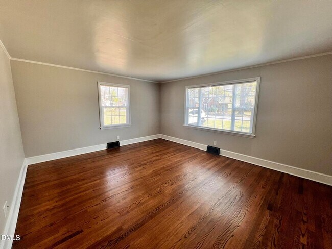 Building Photo - 807 N Ellis Ave