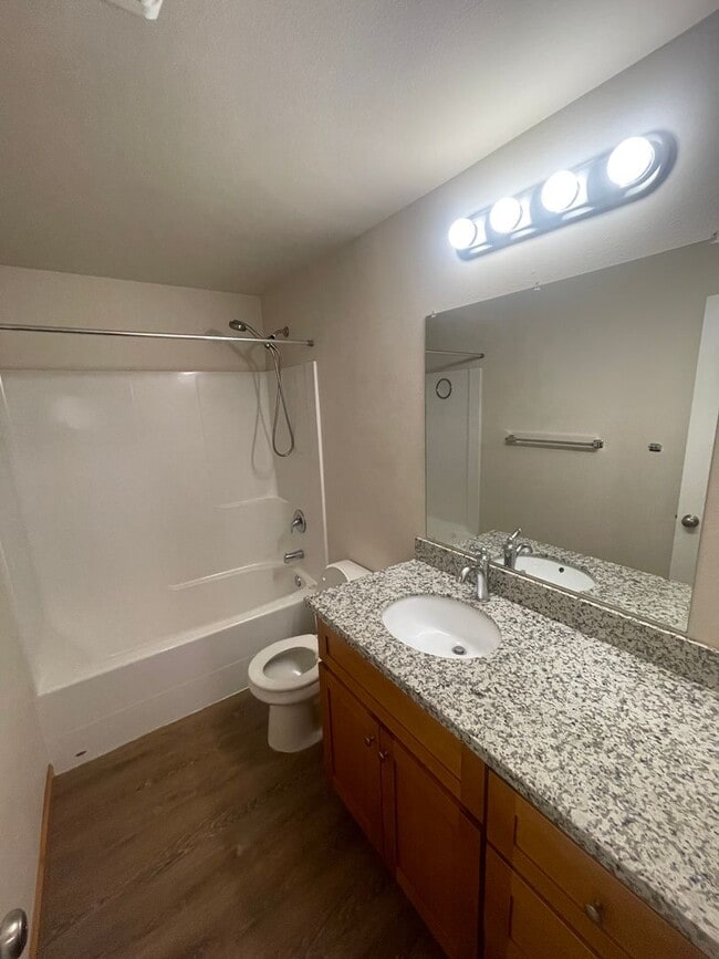 Building Photo - 2 Bedroom in Lebanon with Garage and backy...