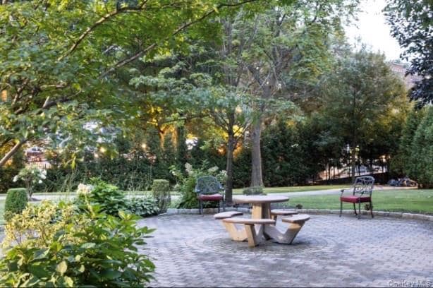 Building Photo - 5 Fordham Hill Oval