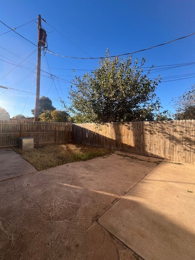 Building Photo - Townhouse with Garage!