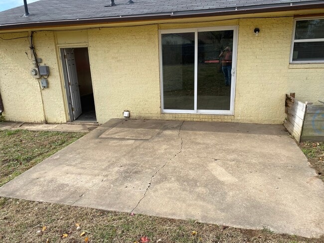 Building Photo - Available November 1st! 3 Bed/1.5 Bath Hou...