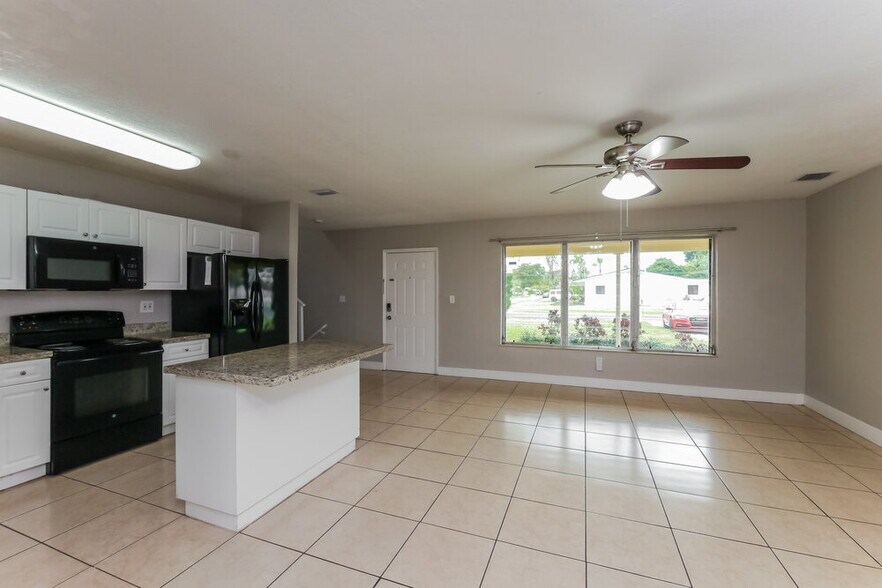 Building Photo - 20255 NE 12th Ave