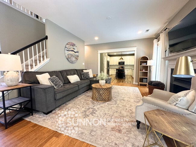 Building Photo - Spacious 3 bed, 2.5 bath with large bonus