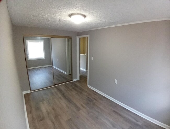 Building Photo - 3Br/1.5Ba Fully Renovated Townhouse