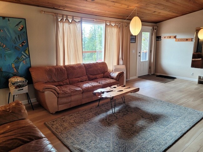 Building Photo - Spacious House, Front & Back Porch! Awbrey Butte Hillside with Mountain Views. Furnished 30-Day Min.