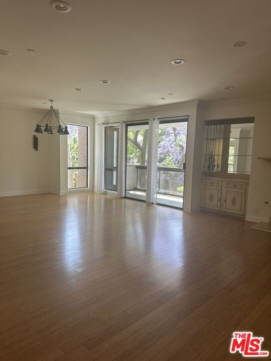 Building Photo - 324 N Palm Dr