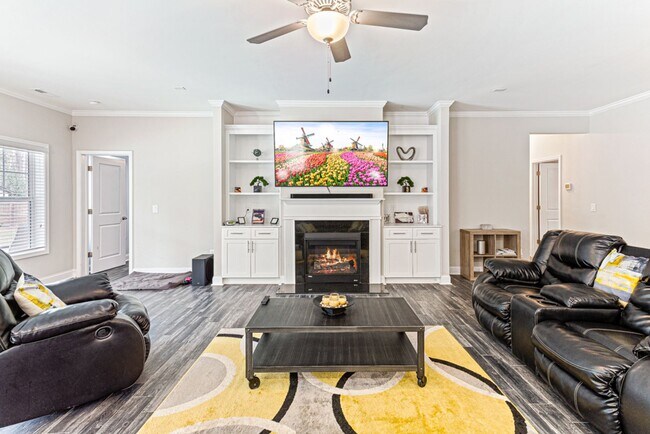 Building Photo - Southern Pines Gem! Pool and fenced backyard!