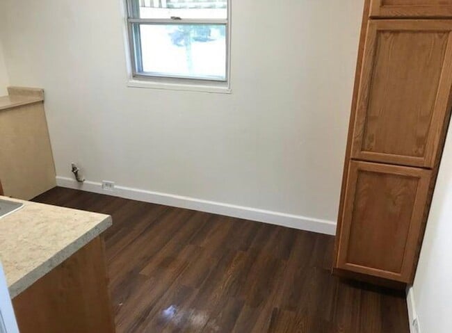 Building Photo - HOUSE...3 Bed 1 Bath