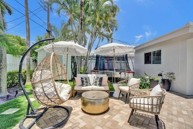 Building Photo - 2080 NE 65th St