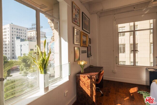 Building Photo - 6253 Hollywood Blvd