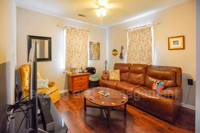 Building Photo - 146 Line St