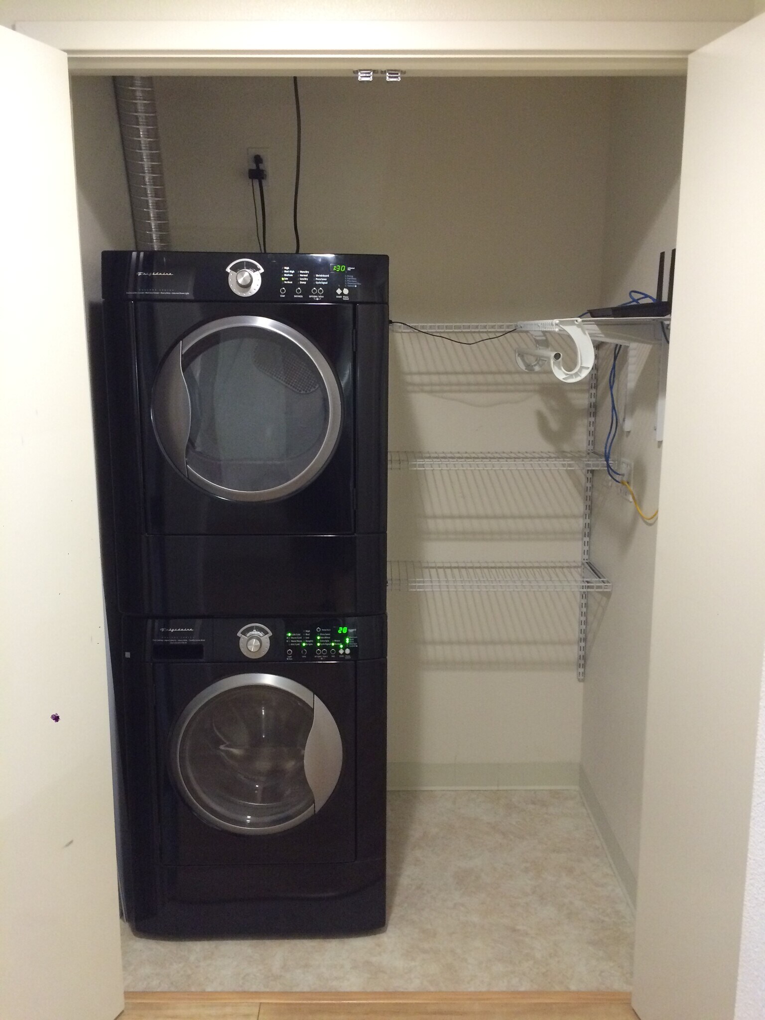 Washer / Dryer - 555 Bartlett St