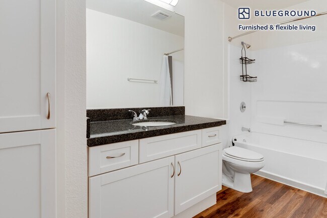 Building Photo - 900 Pepper Tree Ln