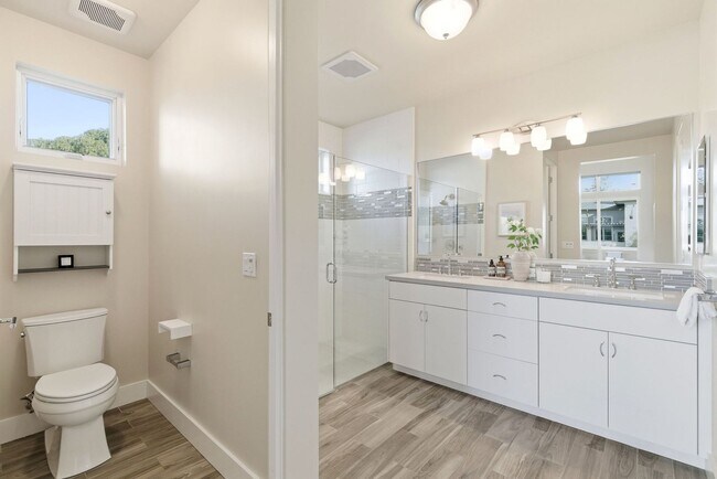 Building Photo - Gorgeous & Modern Los Altos Condo