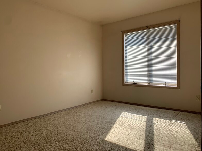 Building Photo - 1604 Sand Ct