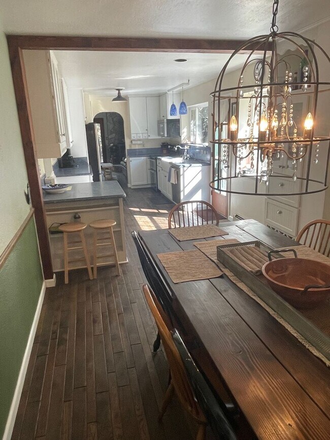 Building Photo - Quiet 4Bd 2Ba home avail. for a 3-5 month Seasonal Lease! Avail. Call and inquire today!