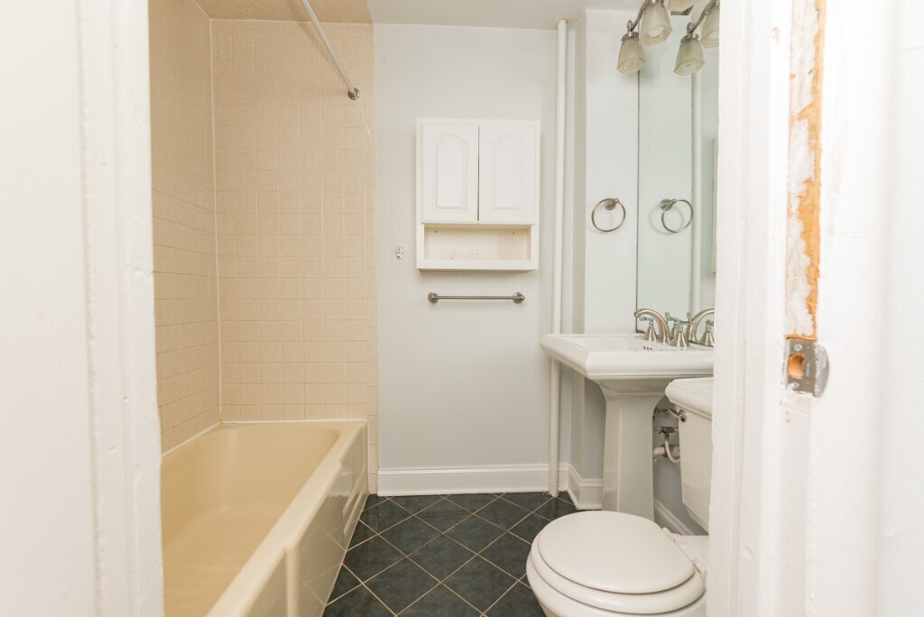 Building Photo - 1849 N Lincoln Ave