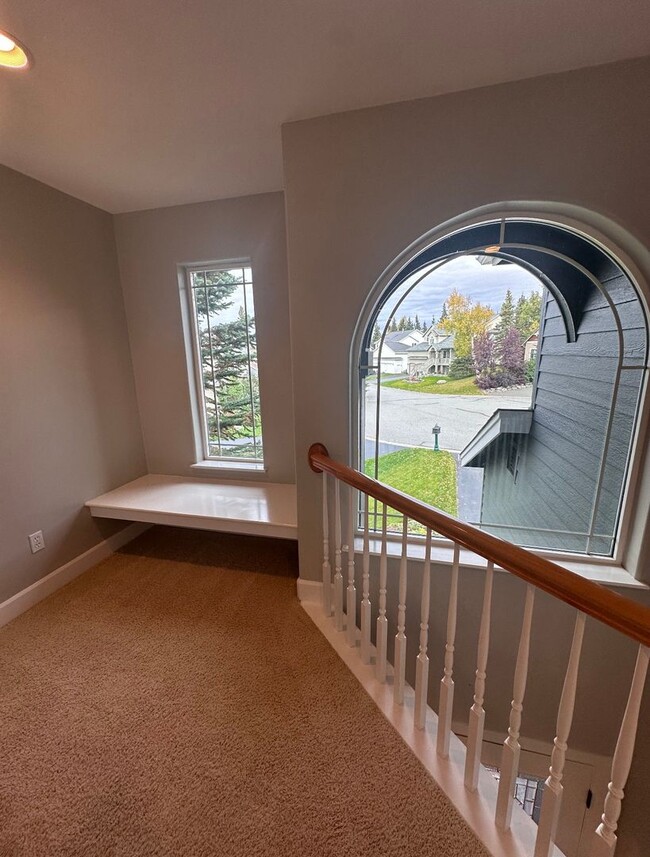 Building Photo - Stunning 3 level home with beautiful views