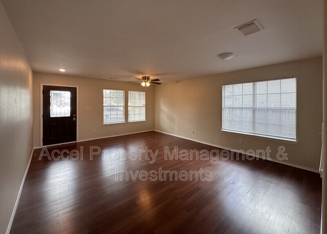 Building Photo - 819 Briarwood Dr