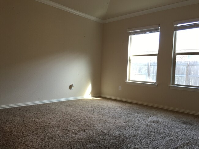 Building Photo - Great Open Floor Plan in Buda