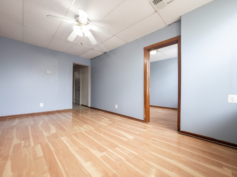 Building Photo - 2839 W 40th St