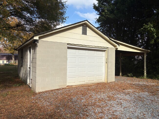 Building Photo - COMING SOON - 3 Bedroom, 1.5 Bathroom Hous...