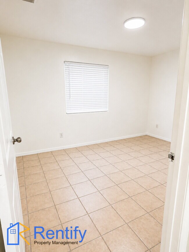 Building Photo - 3-Bed, 2-Bath in North Bakersfield – Only for $1,495