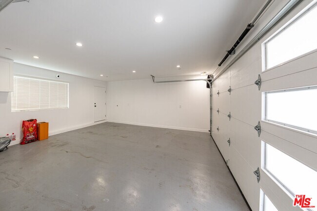 Building Photo - 815 E Elmwood Ave