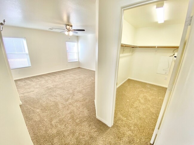 Building Photo - GORGEOUS 3 BEDROOM / 2 FULL BATH SINGLE FAMILY HOME , WITH 2 CAR GARAGE