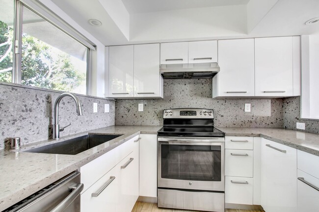 Building Photo - 960 21st Street in Santa Monica - steps to...