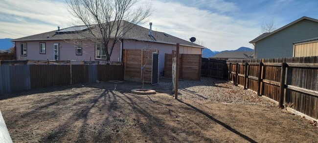 Building Photo - 840 Heather Pl