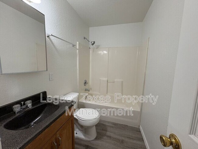 Building Photo - 404 N Anglin St