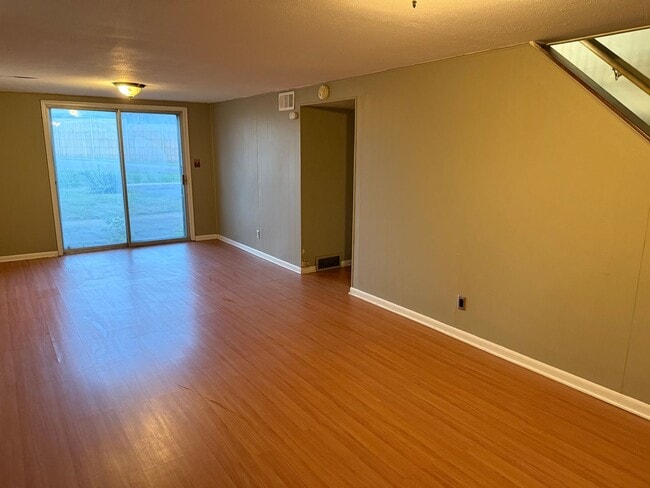 Building Photo - COMING SOON: Stunning 2-Bed/1 Bath Duplex ...