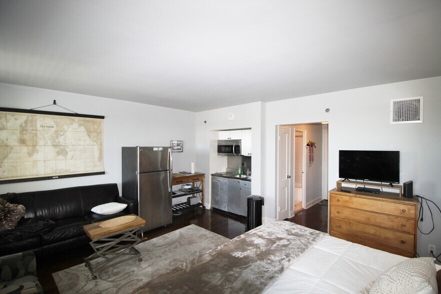 Building Photo - 1205 Saint Charles Ave