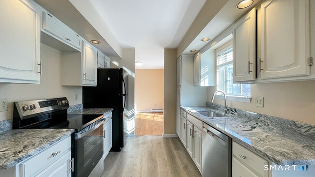 Building Photo - 8 Derby Ct