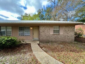 Building Photo - 2 bedroom 1 bath duplex for rent off E. Ol...