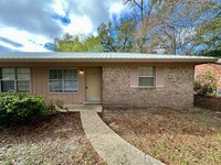 Building Photo - 2 bedroom 1 bath duplex for rent off E. Ol...