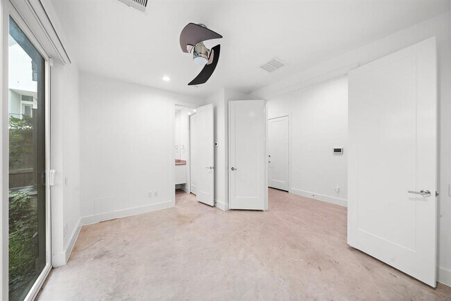 Building Photo - 608 Middle St