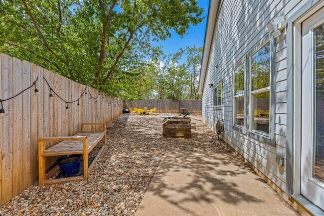 Building Photo - 906 Oleander Ln