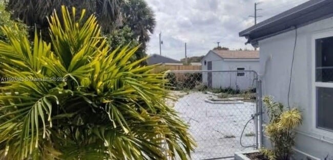 Building Photo - 173 W 16th St