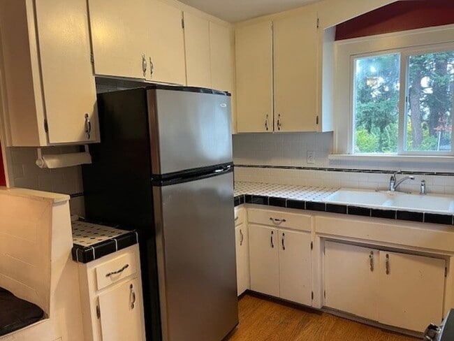 Building Photo - Wallingford Home. 4 beds, 2 bath. garage.