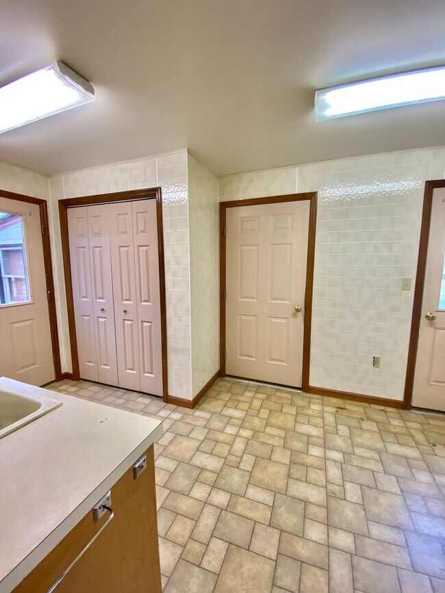 Building Photo - Peaceful Country Living - 4 BR / 3BA