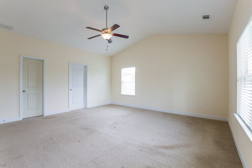 Building Photo - 121 Spring View Branch