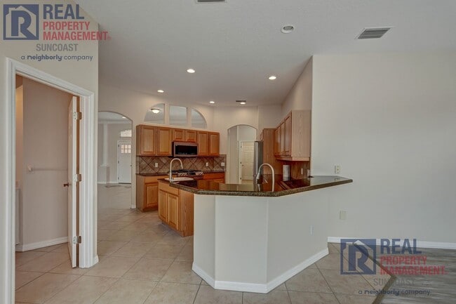 Building Photo - 652 Planters Manor Way