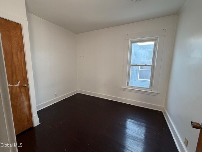 Building Photo - 830 Hampton Ave