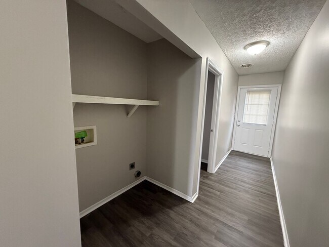 Building Photo - Cozy 2 Bedroom Garden Apartment